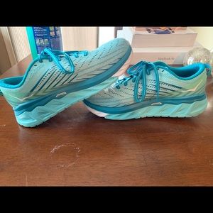 Hoka One One Arahi 4 running shoes